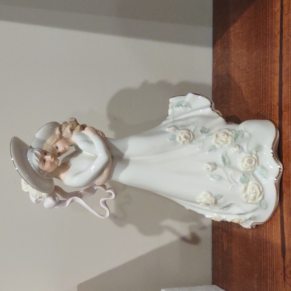 Lenox China Grandmothers Embrace Decorative Figurine, Nib